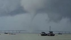 Puting Beliung Nyaris Sentuh Jembatan Suramadu Nelayan Langsung Menepi