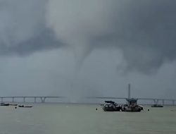 Puting Beliung Nyaris Sentuh Jembatan Suramadu Nelayan Langsung Menepi